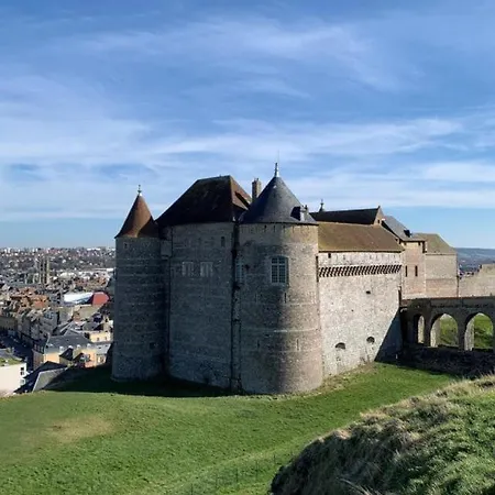 Le Calme Au Centre-ville Dans Cour Interieure, Avec Place De Parking Privee *