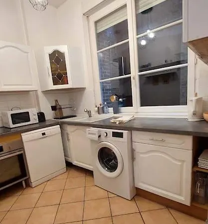 Le Calme Au Centre-ville Dans Cour Interieure, Avec Place De Parking Privee *