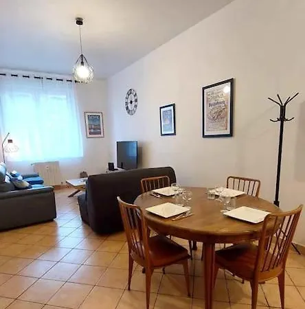 Le Calme Au Centre-ville Dans Cour Interieure, Avec Place De Parking Privee