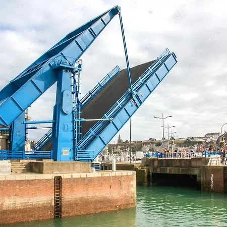 Le Calme Au Centre-ville Dans Cour Interieure, Avec Place De Parking Privee