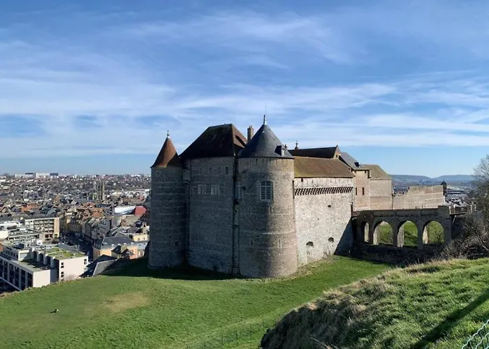 Le Calme Au Centre-ville Dans Cour Intérieure, Avec Place De Parking Privée *