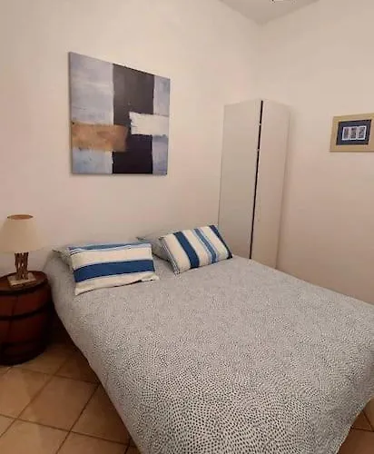 Le Calme Au Centre-ville Dans Cour Intérieure, Avec Place De Parking Privée * Dieppe